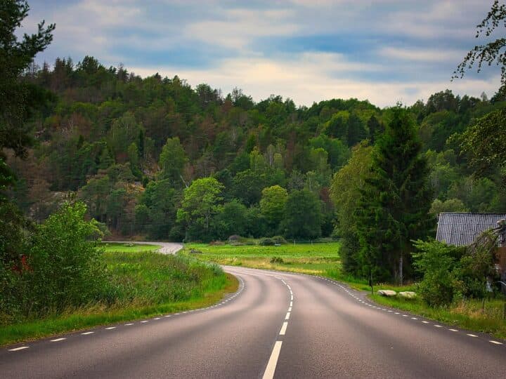 Bild på väg som skär genom landskapet